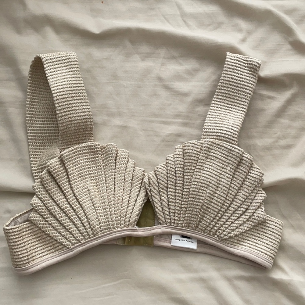 Elegant Cream Shell Design Crop Top